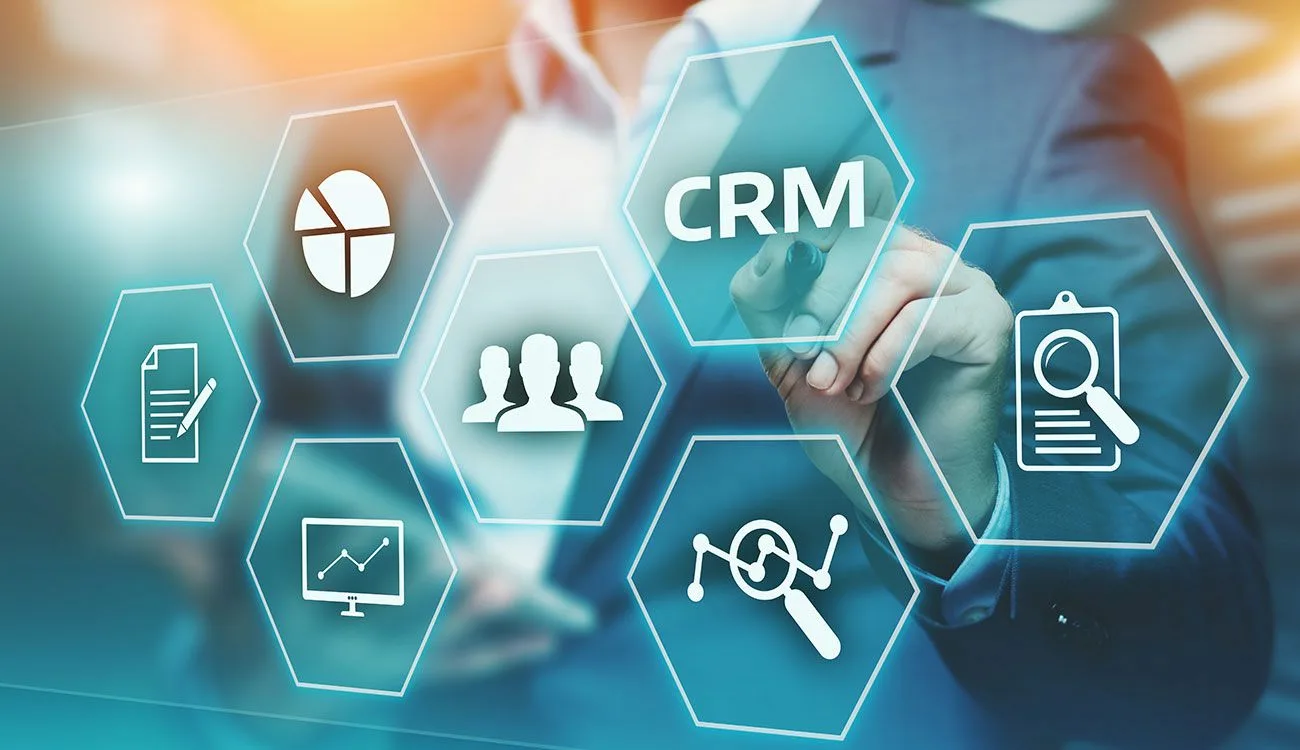 Transforme la gestión de clientes con CRM estratégico
